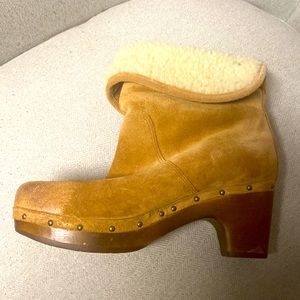 Beautiful Ugg suede booties with Sherpa lining from the ankle up. Convertible!